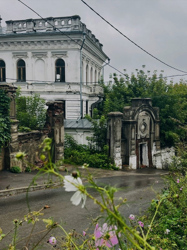 Монополисты, монахи и царицы: район Гребешок и улица Черниговская